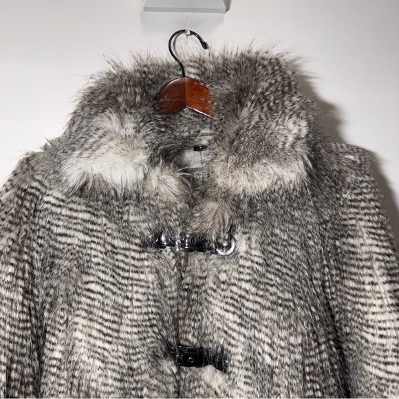 Guess Ladies Faux Fur 3/4 Sleeve Jacket Black & White Fur Size Medium - Picture 4 of 16
